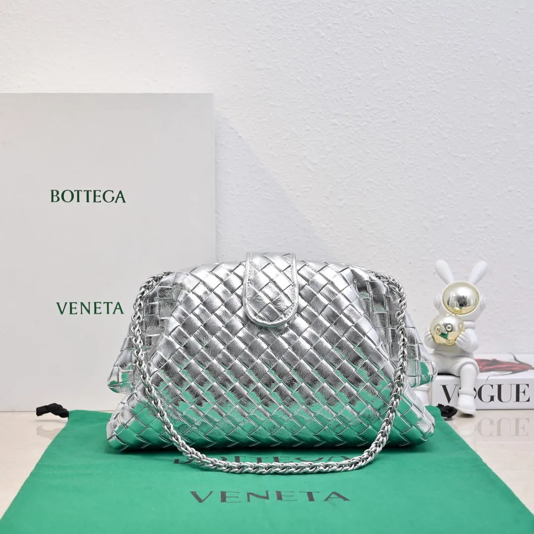 Batch 2260 Bitters Venetia 2024 summer series brings Lauren 1980 handbags back to the public eye. The design of the bag is inspired by ancient Roman architecture. It uses the brand's iconic Intrecciato lambskin woven bag body with a hard frame. No logo can be seen on the whole bag. It is equipped with a leather woven metal chain. When using it as a clutch, just put the chain directly in the bag ~ showing an elegant and timeless style. Decades later, when Lauren Hutton once again walked on the Bottega Venetia spring and summer show with this bag, the charm of the year still remains intact despite the passage of time. Size: 31.5*16.5*11 Style No.: 5807